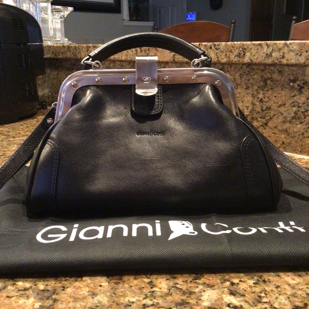 NWOT GIANNI CONTI BELLAMARIE  BLACK LEATHER HANDBAG WITH GLADSTONE OPENING. $50